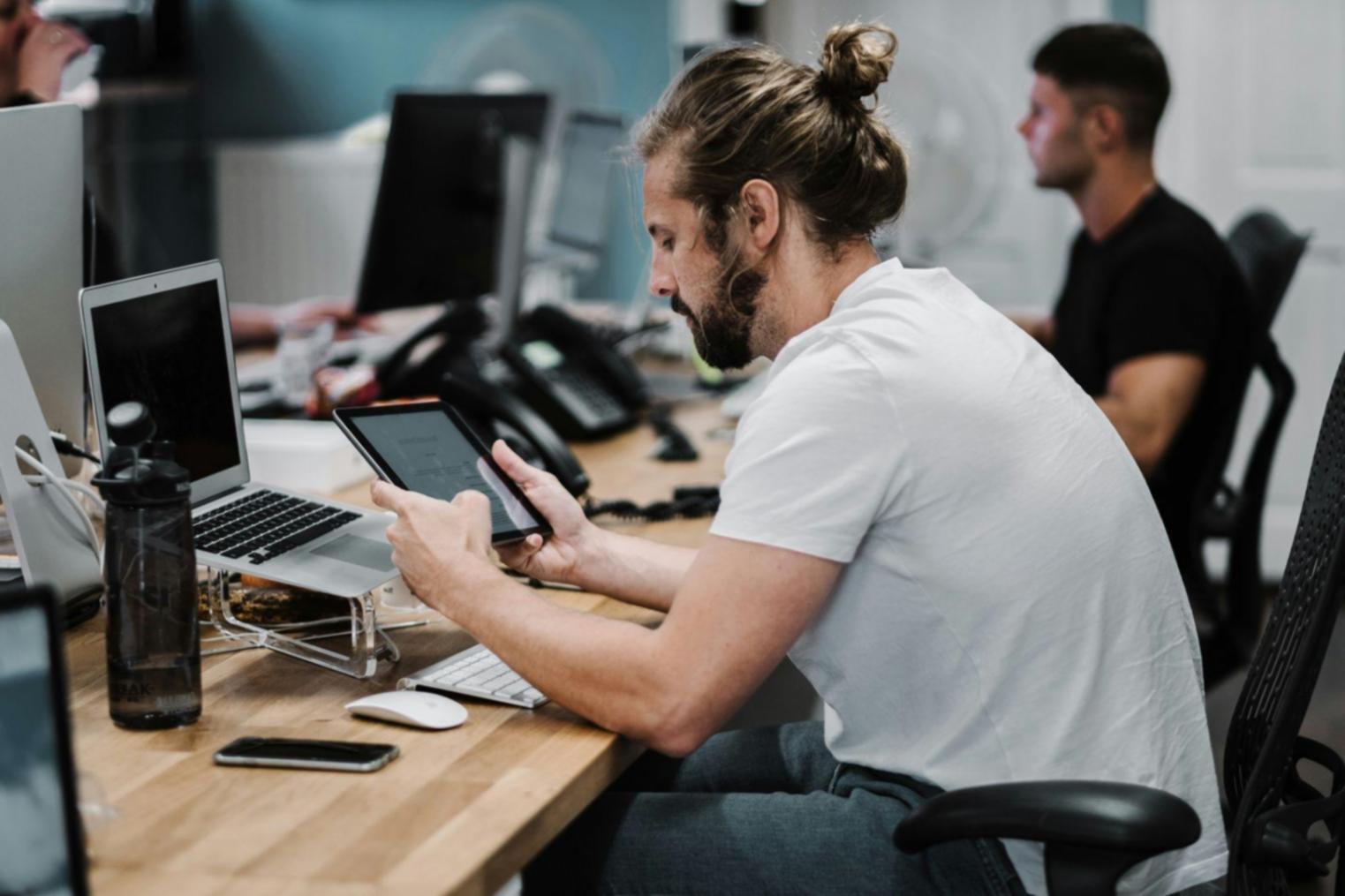 Finanzanalyse Arbeitsplatz mit Charts und Berechnungen